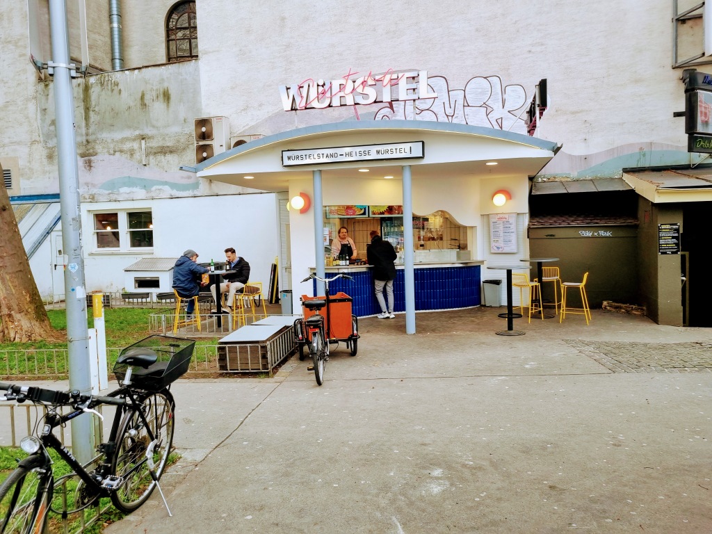 Looslassen in der Taborstraße – Wurst mit Extra, Bier mit Verbene // Strolling Kin #13